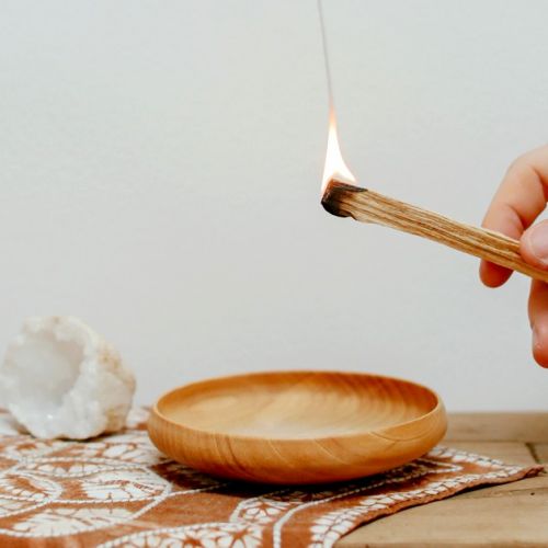 Reinigungsritual: Wie benutzt man Palo Santo-Holz?